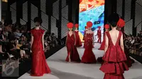 Para model membawakan busana rancangan teranyar Yogie Pratama pada malam pembukaan Senayan City Fashion Nation ke-11, Kamis (6/4). ). Sebanyak 15 busana wanita hadir dalam nuansa warna merah menyala. (Liputan6.com/Herman Zakharia)