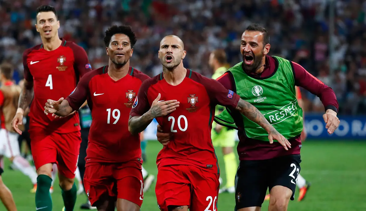 Gelandang Portugal, Ricardo Quaresma (kedua kanan) melakukan selebrasi usai berhasil mengeksekusi tendangan penalti pada perempat final Piala Eropa di Stade Velodrome, Perancis, (1/7). (REUTERS /Kai Pfaffenbach)