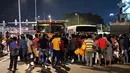 Warga berkumpul di pompa bensin untuk membeli minyak tanah di Kolombo (22/3/2022). Sri Lanka memerintahkan pasukan ke pompa bensin pada 22 Maret ketika protes sporadis meletus di antara ribuan pengendara yang mengantre setiap hari untuk mendapatkan bahan bakar yang langka. (AFP/Ishara S.Kodikara)