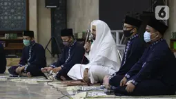 Para Imam Masjid Agung Sunda Kelapa menggemakan takbir malam Idul Fitri 1441 H yang disiarkan langsung melalui beragam media sosial, Jakarta, Sabtu (23/5/2020). Gema takbir yang disiarkan secara virtual untuk menghindari penyebaran virus COVID-19. (Liputan6.com/Helmi Fithriansyah)