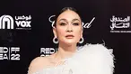 Luna Maya mengenakan gaun putih bertema bulu rasfur yang membuatnya makin anggun. Kostum bernuansa putih tersebut sukses membuatnya tampil elegan. Meski jadi pusat perhatian, namun Luna Maya justru punya perhatiannya tersendiri. (Liputan6.com/IG/@lunamaya).