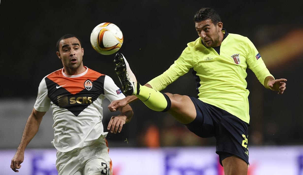 Pemain Shakhtar Donetsk, Ismaily (kiri), berebut bola dengan pemain Braga, Hassan, pada laga leg pertama perempat final Liga Europa, di Stadion AXA, Braga, Jumat (8/4/2016) dini hari WIB. (AFP/Francisco Leong)