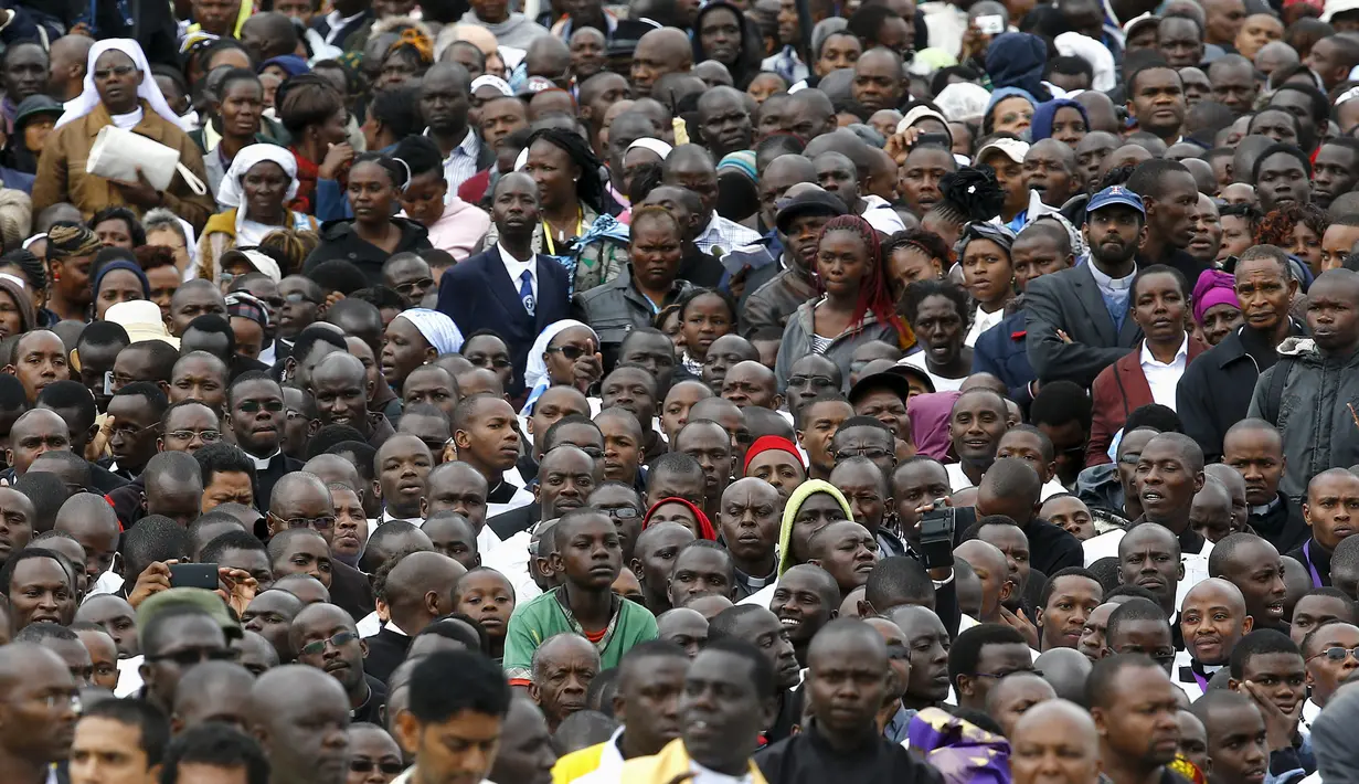 Ribuan orang Kenya menghadiri misa Paus Francis di Nairobi, Kenya,  (26/11).  Dalam agenda kunjungannya Paus juga akan bertemyu pemuka Umat Islam di Kenya. (REUTERS/Stefano Rellandini)