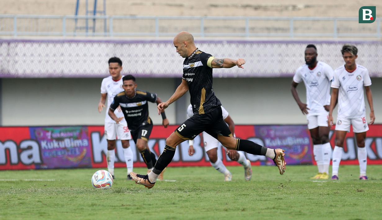 <p>Pemain Dewa United FC, Risto Mitrevski melakukan tendangan penalti ke gawang Arema FC pada laga pekan pertama BRI Liga 1 2023/2024 antara Dewa United melawan Arema FC di Stadion Indomilk, Tangerang, Minggu (2/7/2023). (Bola.com/Bagaskara Lazuardi)</p>