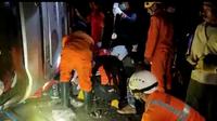 Tim gabungan tengah melakukan evakuasi mengangkat badan motor beserta korban dari bawah badan bis rombongan SMPN 3 Garut yang terguiling di Jalan Daendels Kabupaten Purworejo Jawa Tengah. (Liputan6.com/Jayadi Supriadin)