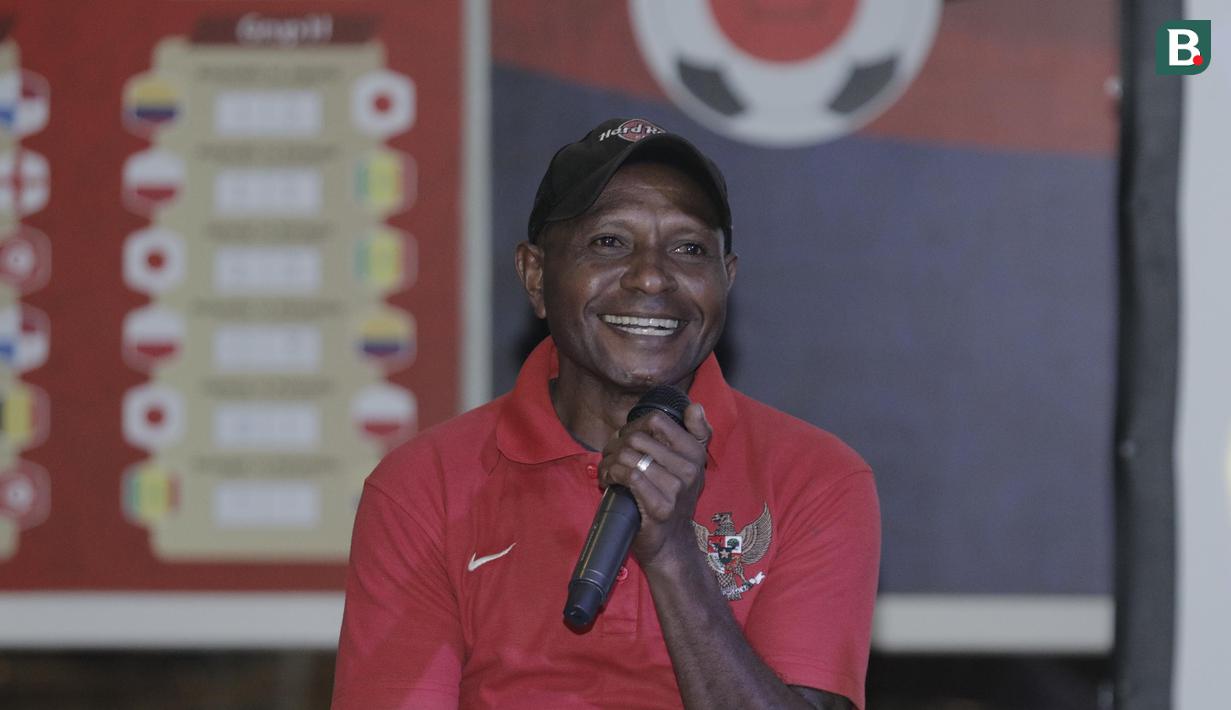 Mantan pemain Timnas Indonesia, Alexander Pulalo, saat nobar final Piala Dunia di Hotel Novotel, Tangerang, Minggu, (15/6/2018). Prancis menjadi juara Piala Dunia 2018 usai mengalahkan Kroasia 4-2. (Bola.com/M Iqbal Ichsan)