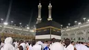 Menjelang puncak haji di Armuzna (Arafah, Muzdalifah, dan Mina), jutaan umat Muslim melaksanakan ibadah di sekitar Ka'bah dan Masjidil Haram, termasuk sholat lima waktu dan tawaf pada 2 Juni 2025. (Foto oleh AFP)