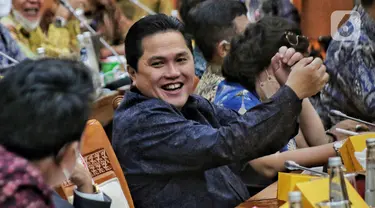 Menteri BUMN Erick Thohir mengikuti rapat kerja bersama di kompleks Parlemen, Senayan, Jakarta, Kamis (8/9/2022). Rapat kerja antara Komisi VI DPR, Kementerian BUMN, dan Kementerian Investasi atau Badan Koordinasi Penanaman Modal (BKPM) tersebut membahas kinerja keuangan BUMN yang terdampak utang luar negeri serta perkembangan investasi di Indonesia pada 2021 dan 2022. (Liputan6.com/Angga Yuniar)