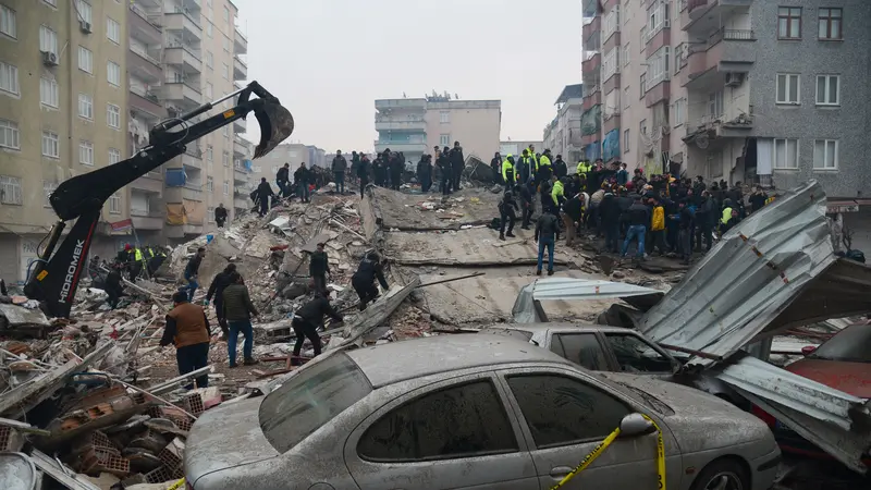 Gempa Magnitudo 7,8 Turki, Warga dan Tim Penyelamat Terus Cari Korban dari Reruntuhan Bangunan