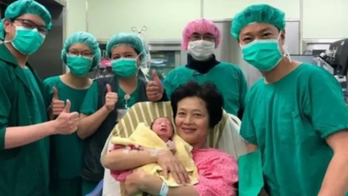 [Bintang] Heboh, Nenek 62 Tahun Melahirkan Bayi Laki-laki dengan Persalinan Normal