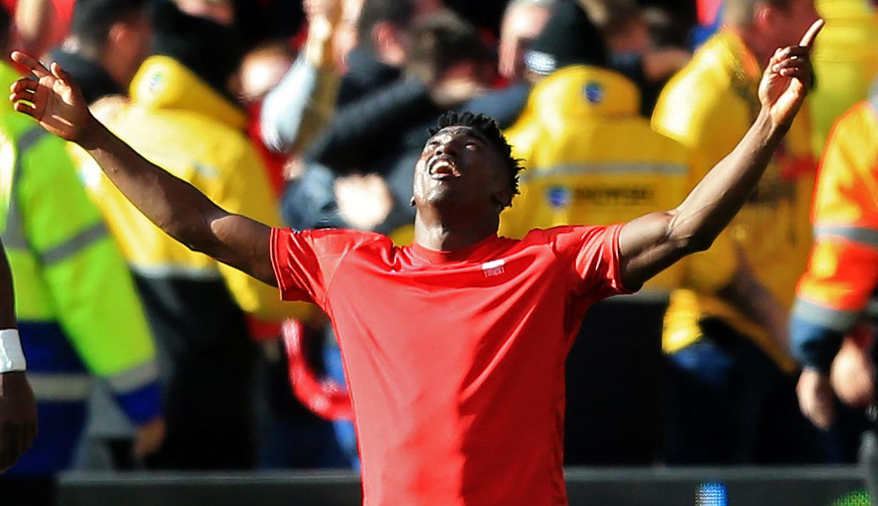 Selebrasi striker Nottingham Forest, Taiwo Awoniyi setelah mencetak gol ke gawang Liverpool pada laga Liga Inggris 2022/2023 di City Ground, Nottingham (22/10/2022). Pemain asal Nigeria ini didatangkan Nottingham Forest dari Union Berlin pada awal musim 2022/2023 dan dikontrak selama 5 tahun hingga Juni 2027. Di Liga Inggris 2022/2023 ia telah bermain 16 kali dengan torehan 4 gol. (AFP/Lindsey Parnaby)