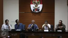 (Ki-ka) Komisioner Komnas HAM Nurcholis, Koordinator Kontras Harris Azhar, Mantan pimpinan KPK Busyro Muqoddas dan Mantan Wakil Ketua KPK Bambang Widjojanto, menggelar konferensi pers di Gedung KPK, Jakarta, Selasa (11/4).(Liputan6.com/Helmi Afandi)