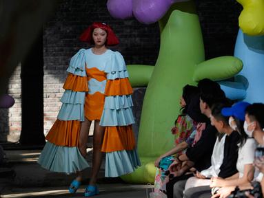 Seorang model berjalan saat pertunjukan Dieyingchongchong karya desainer Dong Yaer pada acara China Fashion Week di Beijing, China, 7 September 2022. (AP Photo/Ng Han Guan)