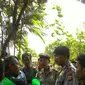 Polisi bubarkan driver Go-jek yang berdemo di depan kantor Gubernur Bali (Foto: Dewi Divianta)