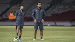 Pelatih Timnas Indonesia, Luis Milla, mengamati latihan anak asuhnya di SUGBK, Jakarta, Sabtu (13/1/2018). Timnas Indonesia menggelar latihan terakhir sebelum laga persahabatan melawan Islandia. (Bola.com/Vitalis Yogi Trisna)