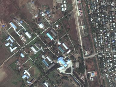 Foto satelit menunjukkan bangunan dan infrastruktur yang rusak di Sittwe di Negara Bagian Rakhine Myanmar setelah Topan Mocha menghantam garis pantai Myanmar dan Bangladesh pada 15 Mei 2023. (Handout/Satellite image ©2023 Maxar Technologies/AFP)