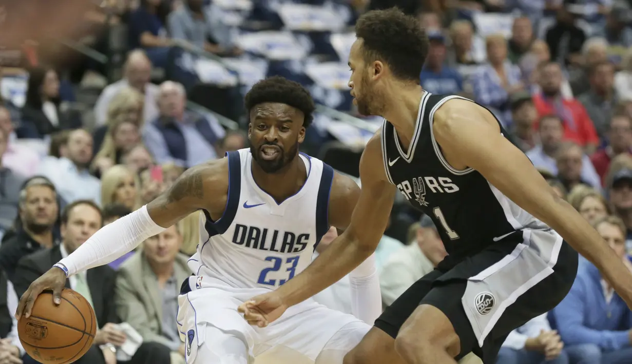 Pemain Dallas Mavericks, Wesley Matthews (23) menggiring bola saat diadang pemain Spurs, Kyle Anderson (1) pada laga NBA Basketball game di American Airlines Center, Dallas, (14/11/2017). Spurs menang 97-91. (AP/LM Otero)