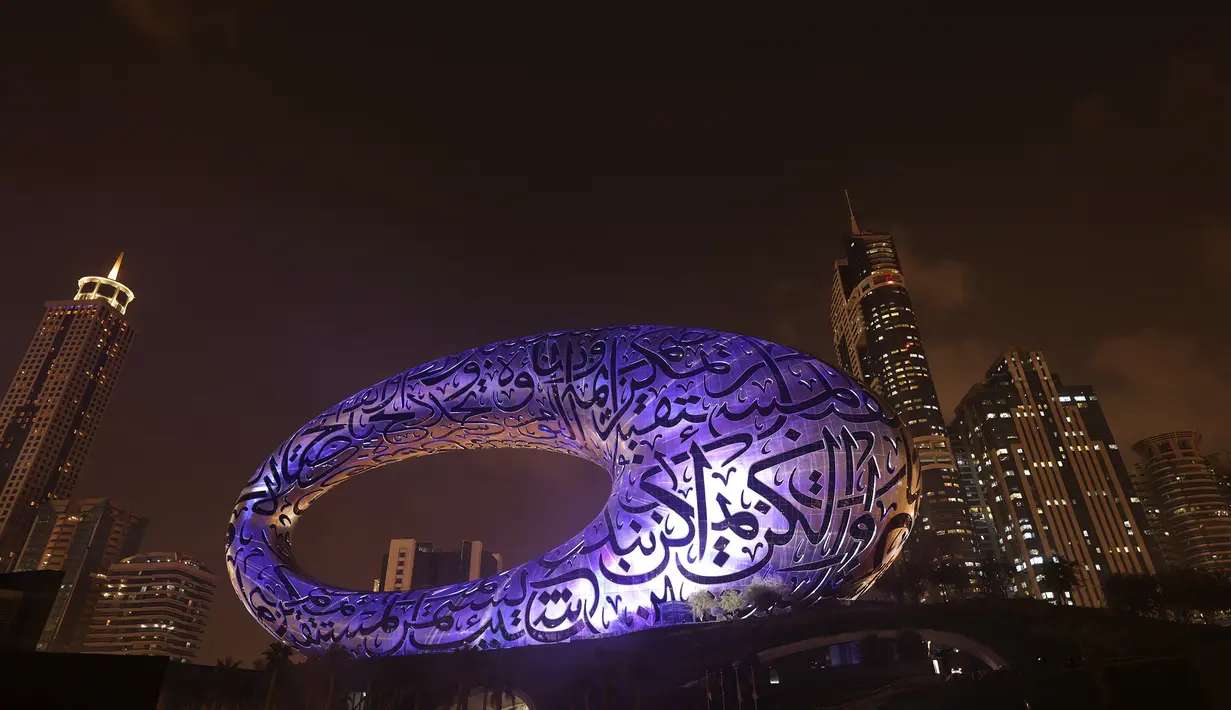 Museum Masa Depan dinyalakan selama upacara pembukaannya, di emirat teluk Dubai (22/2/2022). Museum ini menawarkan pertunjukan teknologi yang diperkirakan akan ada di masa depan. (AFP/ Karim Sahib)