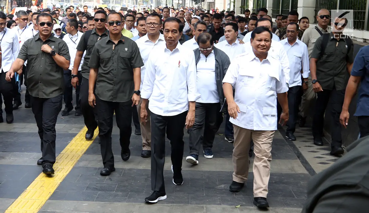 Presiden terpilih Joko Widodo atau Jokowi (kiri) bersama Ketua Umum Partai Gerindra Prabowo Subianto berjalan usai keluar dari Stasiun MRT Senayan, Jakarta, Sabtu (13/7/2019). Jokowi dan Prabowo makan siang bersama di pusat perbelanjaaan FX Sudirman. (Liputan6.com/JohanTallo)