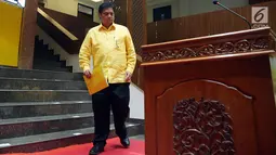 Ketua Umum Partai Golkar Airlangga Hartarto saat akan mengumumkan kepengurusan baru Partai Golkar periode 2018-2019 di DPP Partai Golkar, Slipi, Jakarta, Senin (22/1). (Liputan6.com/JohanTallo)