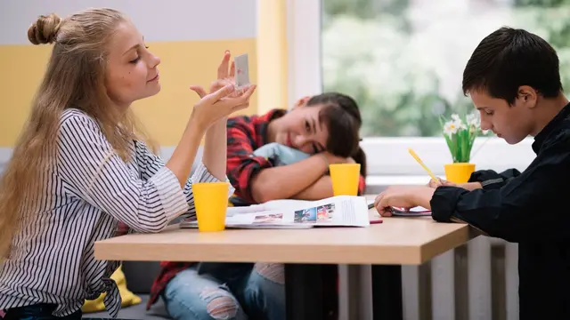 6 Cara Efektif Mengajarkan Anak Mengelola Emosi dengan Tenang Sejak Dini