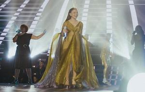 Rossa tampil cantik mengenakan gaun yang dirancang oleh desainer internasional, Iris Van Herpen. Iris merancang Pleated Gold Silver Gown yang membuat Rossa tampil begitu megah. (instagram/itsrossa910)