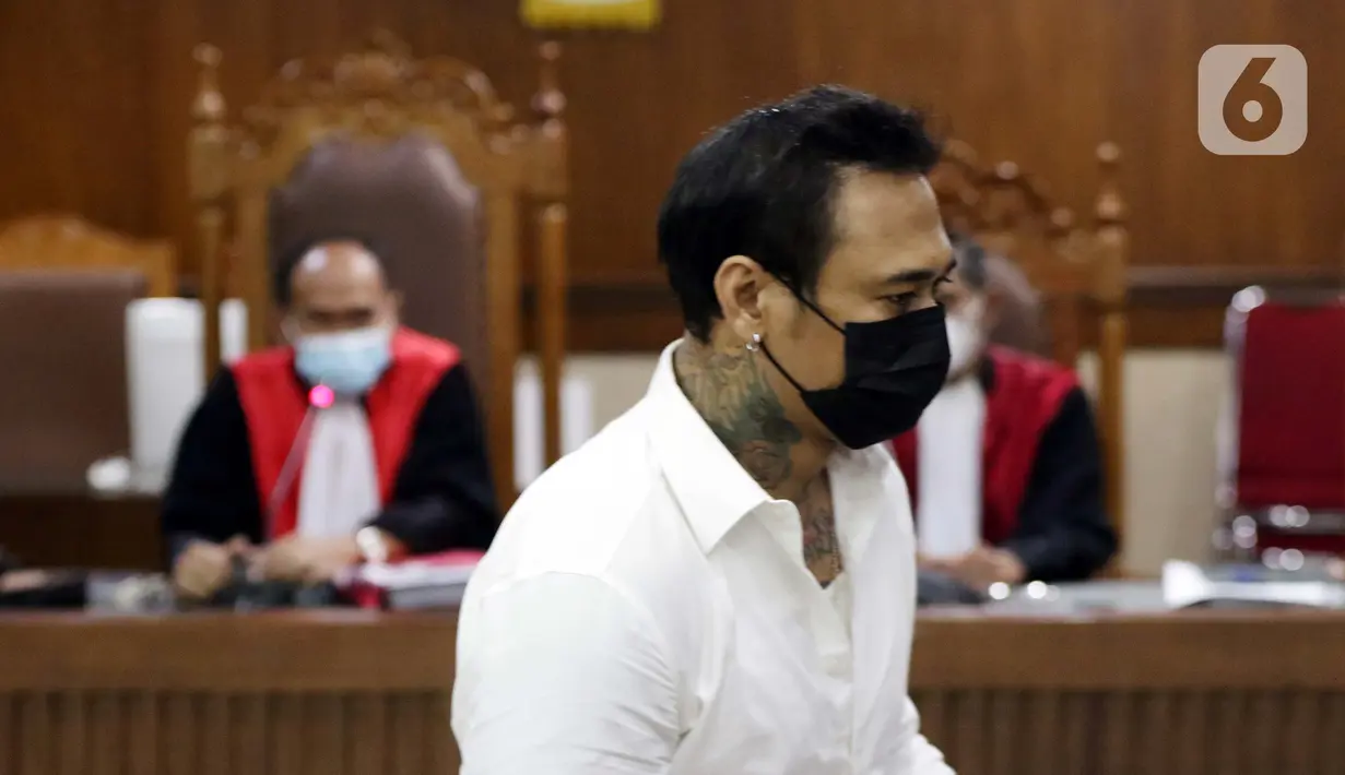 Musisi I Gede Ari Aryastina alias Jerinx saat menjalani sidang kasus dugaan pengancaman di Pengadilan Negeri Jakarta Pusat, Rabu (12/1/2022). Sidang beragendakan mendengar keterangan saksi. Saksi yang dihadirkan adalah Adam Deni dan Elsya Rosana. (Liputan6.com/Helmi Fithriansyah)
