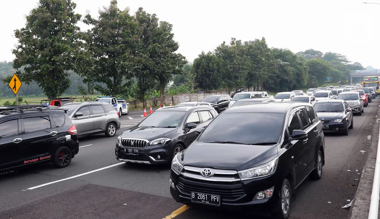 Sebelumnya, arus mudik Lebaran 2023 telah dimulai sejumlah skema pengendalian arus lalu lintas pun telah dilakukan sesuai arahan Kapolri Jenderal Listyo Sigit Prabowo. Salah satunya, skema one way atau satu jalur yang mulai dilakukan dari KM 72 Cikampek sampai KM 414 Kalikangkung. (Liputan6.com/Herman Zakharia)