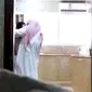 Seorang istri merekam kejadian suaminya sedang berselingkuh dengan wanita lain, tapi unggahan video itu membawa akibat lain.