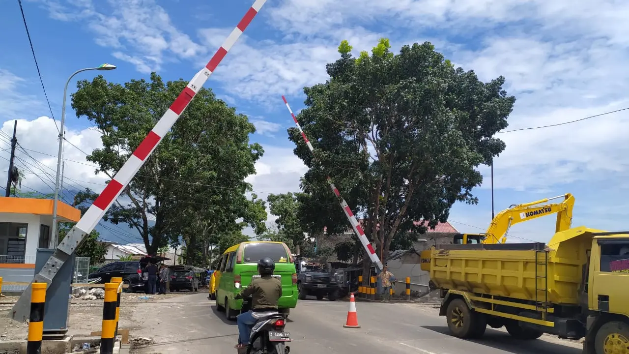 Beberapa perlintasan sebidang PT KAI di Garut, Jawa Barat sudah terpasang dengan lengkap dalam proses reaktivasi kereta api tahap pertama Stasiun CIbatu-Garut Kota.