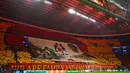 Momen respect ditunjukkan oleh suporter Galatasaray dalam laga leg 1 16 besar Liga Champions 2025/2026 melawan Liverpool di Ali Sami Yen Sports Complex, Istanbul, Turki, Selasa (10/03/2026) waktu setempat. (AFP/Yasin Akgul)