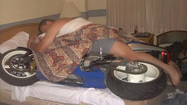 Bikers 'Ngelonin' Motornya di Kasur (Istimewa)