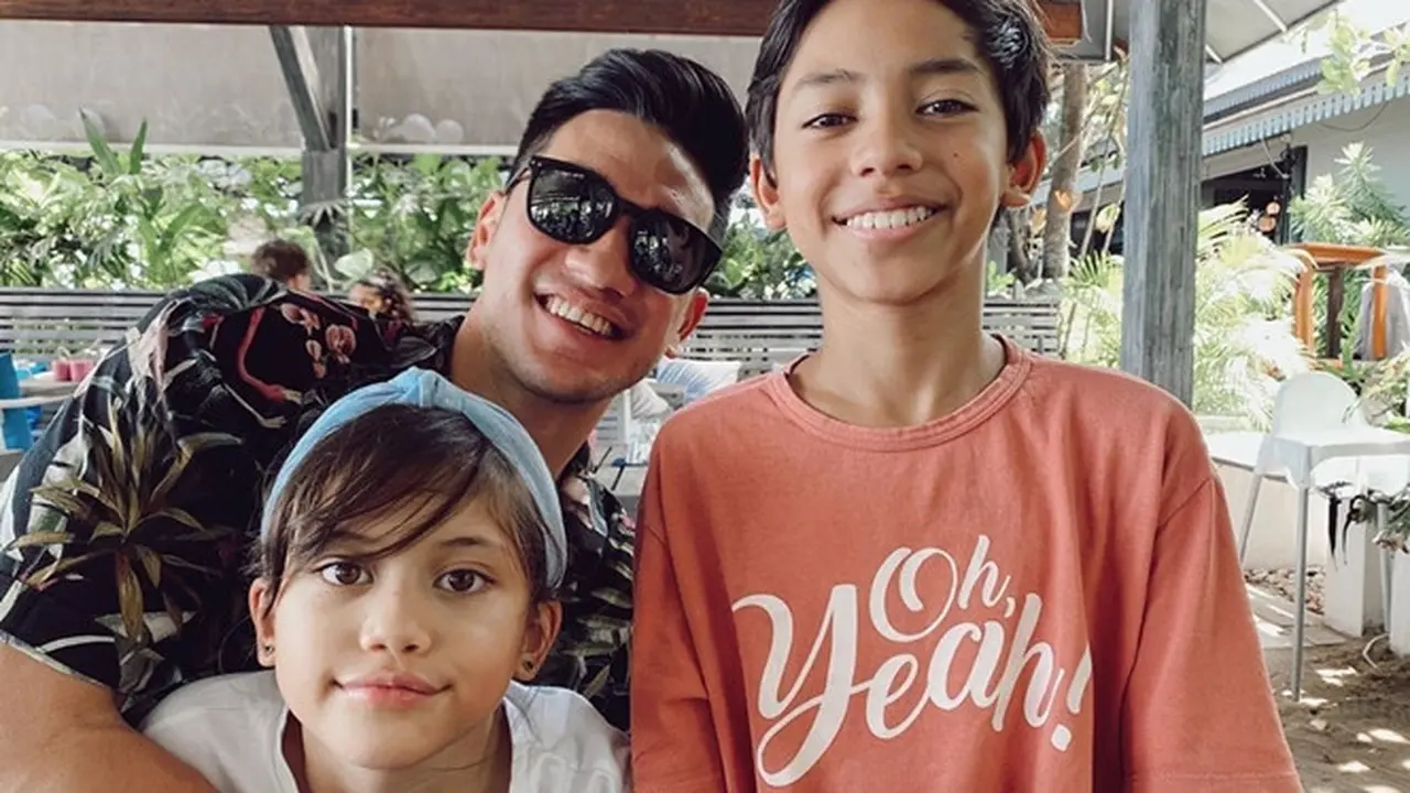 Ditinggal Nana Mirdad Liburan, Ini 7 Momen Andrew White saat Asuh Anak
