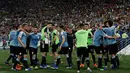 Para pemain timnas Uruguay merayakan gol rekan mereka, Edinson Cavani pada laga terakhir grup C Copa America 2019 di stadion Maracana, Rio de Janeiro, Senin (24/6/2019). Gol tunggal Edinson Cavani dalam laga tersebut memastikan Uruguay jadi juara Grup C. (AP/Leo Correa)