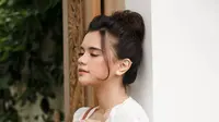 Audi Marissa memperlihatkan perhiasan cincin dan anting miliknya (https://www.instagram.com/p/CHzCfnFAUjX/)