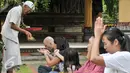 Umat Hindu beribadah di Pura Aditya, Rawamangun, Jakarta, Sa tu (25/3). Jelang Hari Raya Nyepi, umat Hindu membuat sesajen yang akan digunakan saat sembahyang nanti. (Liputan6.com/Yoppy Renato)