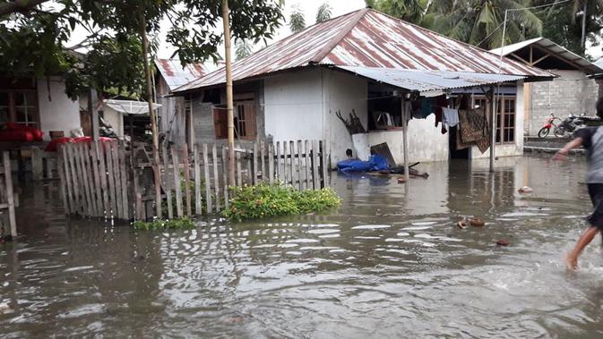 Banjir rob menerjang beberapa desa di Kecamatan Sirenja, Kabupaten Donggala, Sulawesi Tengah pada Sabtu sore ( 11/01/2020 ). (Liputan6.com/Heri Susanto)