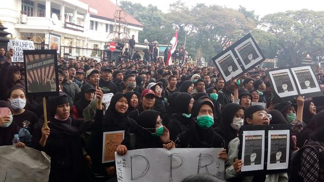 Ribuan Massa Tumplek di Tugu Malang Menolak RUU KUHP Sampai UU KPK