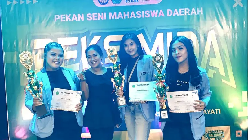 Tiga Diva UBL yang meraih juara satu dalam ajang Peksimida, dan akan mewakili Lampung di ajang seni tingkat nasional atau Peksiminas di Jakarta. Foto : (Istimewa).