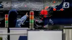 Petugas menunjukan penyebaran virus corona (COVID-19) pada layar pemantau di Dinas Kesehatan DKI Jakarta, Senin (9/3/2020). Sampai hari ini, Posko COVID-19 DKI Jakarta terlah dihubungi 3.580 orang. (Liputan6.com/Faizal Fanani)