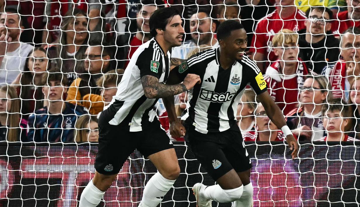 Pemain Newcastle, Sandro Tonali (kiri) melakukan selebrasi atas gol cepat Joe Willock (kanan) ke gawang Nottingham Forest pada laga Carabao Cup 2024/2025 di City Ground, Nottingham, Inggris, Kamis (29/08/2024) WIB. (AFP/Paul Ellis)