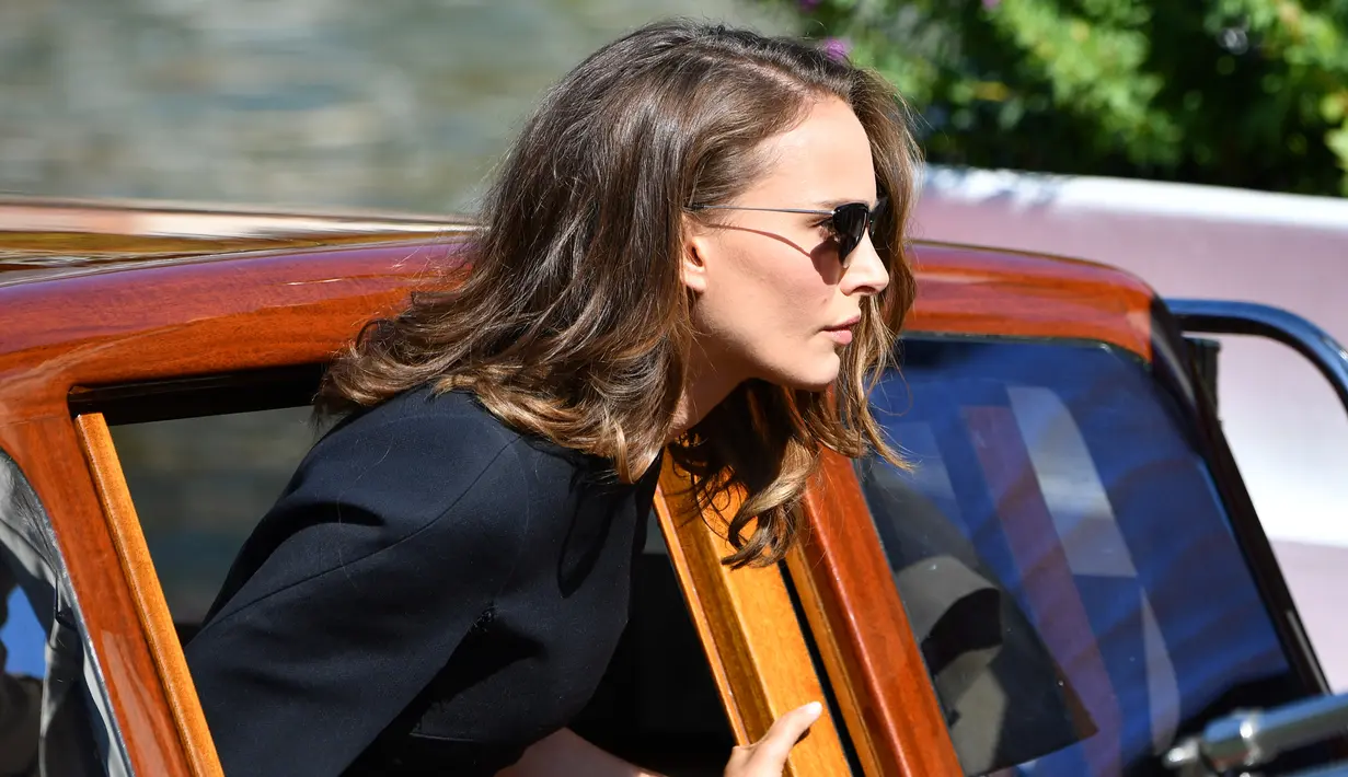 Aktris Natalie Portman turun dari perahu untuk menghadiri Festival Film Venice ke-75 di dermaga Excelsior Hotel di Venice Lido, Italia, (4/9). Natalie Portman tampil cantik menggenakan dress hitam. (AFP Photo/Alberto Pizzoli)