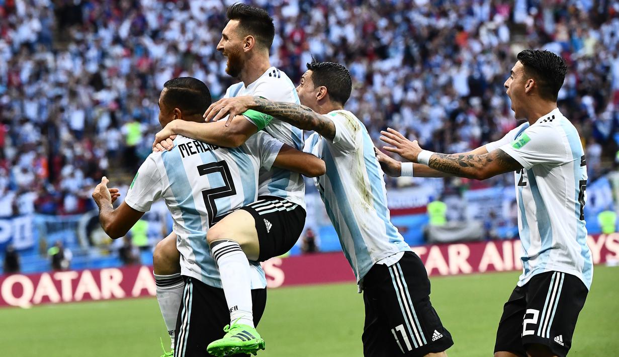 Para pemain Argentina merayakan gol yang dicetak Gabriel Mercado ke gawang Prancis pada laga 16 besar Piala Dunia di Kazan Arena, Kazan, Sabtu (30/6/2018). Prancis menang 4-3 atas Argentina. (AFP/Jewel Samad)