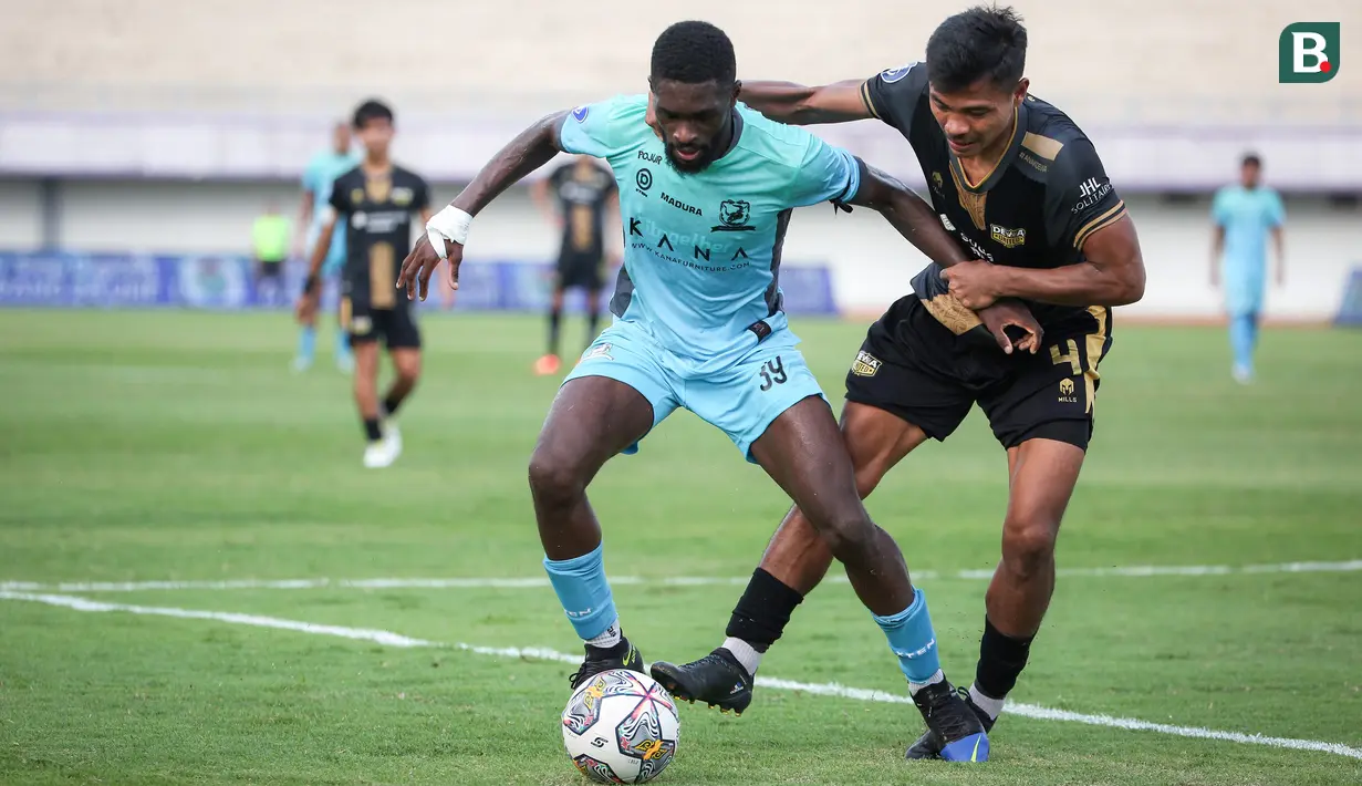 <p>Pemain Madura United, Kwabena Appiah-Kubi (kiri) berebut bola dengan pemain Dewa United, Asep Berlian saat laga lanjutan BRI Liga 1 2022/2023 di Indomilk Arena, Tangerang, Kamis (2/2/2023). (Bola.com/Bagaskara Lazuardi)</p>