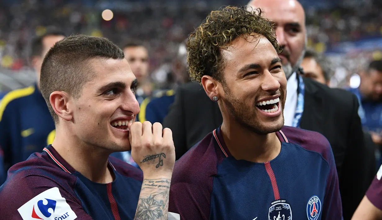 Penyerang PSG, Neymar Jr dan gelandang Marco Verratti merayakan timnya meraih juara Piala Prancis usai mengalahkan Les Herbiers di final di Stade de France di Saint-Denis, Paris (8/5). PSG menang 2-0 atas Tim divisi tiga tersebut. (AFP Photo/Franck Fife)