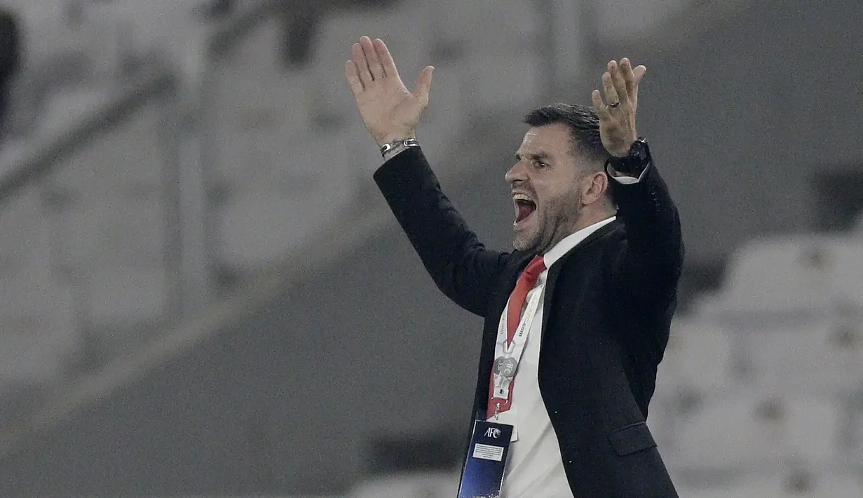 Pelatih Timnas Indonesia, Simon McMenemy, saat melawan Malaysia pada laga kualifikasi Piala Dunia 2022 di SUGBK, Jakarta, Kamis (5/9). Indonesia takluk 2-3 dari Malaysia. (Bola.com/M Iqbal Ichsan)