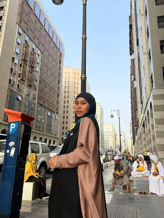 Tampil dengan busana serba hitam, Evi Masamba terlihat memadukannya dengan cardigan berwarna cokelat. Penampilan Evi ini juga banjir pujian dari banyak netizen. (Liputan6.com/IG/@evi_masamba_real)