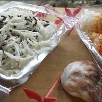 Jika diminta untuk memilih ketan serundeng atau susu, di mana hati kamu akan tertambat?