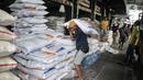 Aktivitas pekerja saat bongkar muat karung beras di Pasar Induk Beras Cipinang (PIBC), Cipinang, Jakarta Timur, Selasa (31/1/2023). Stok beras di PIBC saat ini tercatat berada di angka 13.389 ton. Jumlah tersebut diperkirakan mampu mencukupi stok untuk sekitar 6-7 hari ke depan dengan perkiraan konsumsi beras di DKI Jakarta 2.000 ton per hari. Menurut catatan Kadin DKI Jakarta, angkanya sekitar 1.895 ton per hari. (merdeka.com/Iqbal S. Nugroho)