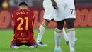 Reaksi kecewa Striker AS Roma, Paulo Dybala setelah membuang peluang saat menghadapi Lecce pada laga pekan ke-11 Liga Italia 2023/2024 di Olimpico Stadium, Roma, Senin (6/11/2023) dini hari WIB. (AFP/Alberto Pizzoli)
